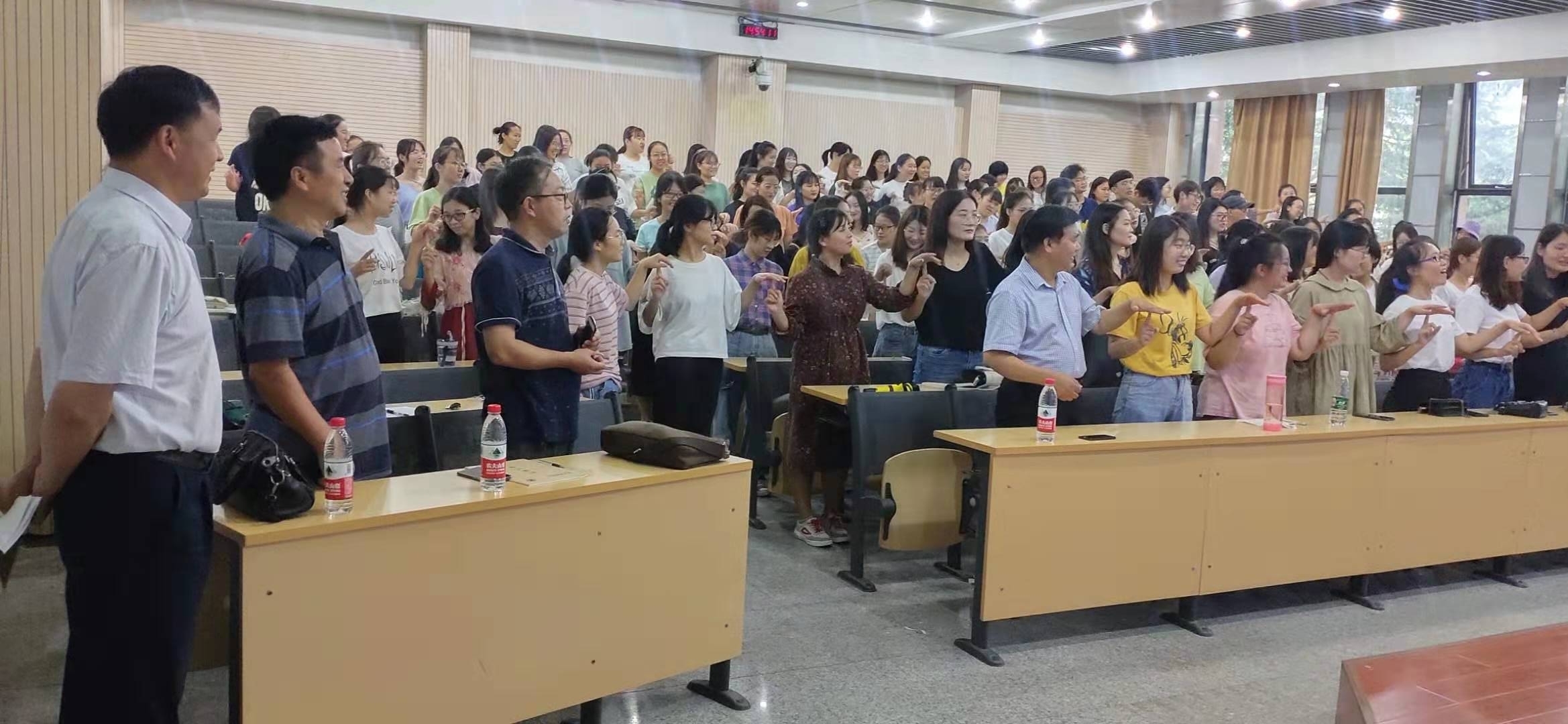 袁林芳讲座图片 5.jpg 袁林芳讲座图片 5.jpg