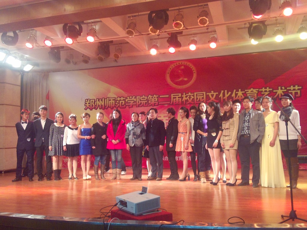 我院乔书记与各位老师、演员合影留念