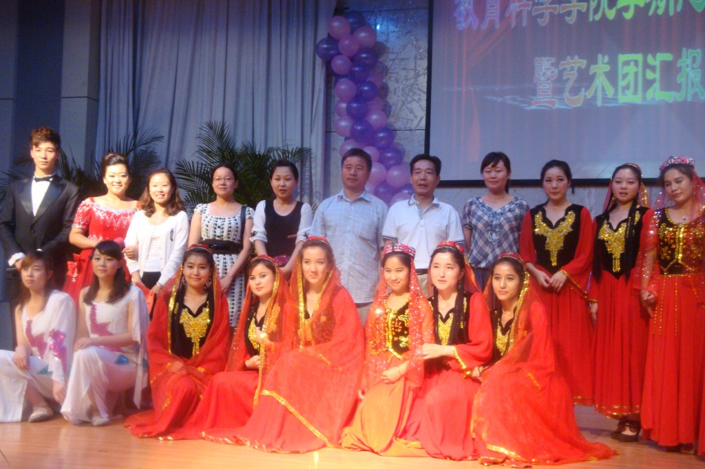 教育科学学院领导及老师与演员合影留念