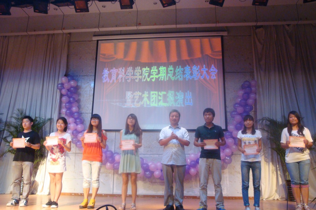 贺主任与获奖同学合影留念