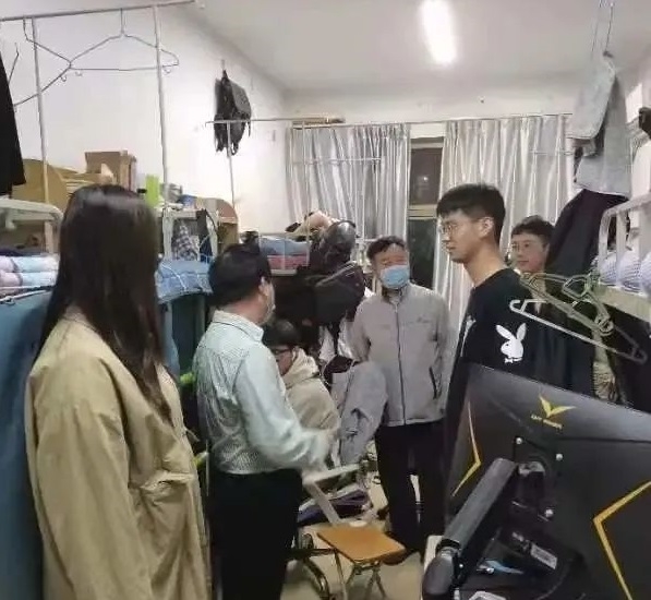 陈国维院长看望学生.jpg 陈国维院长看望学生.jpg