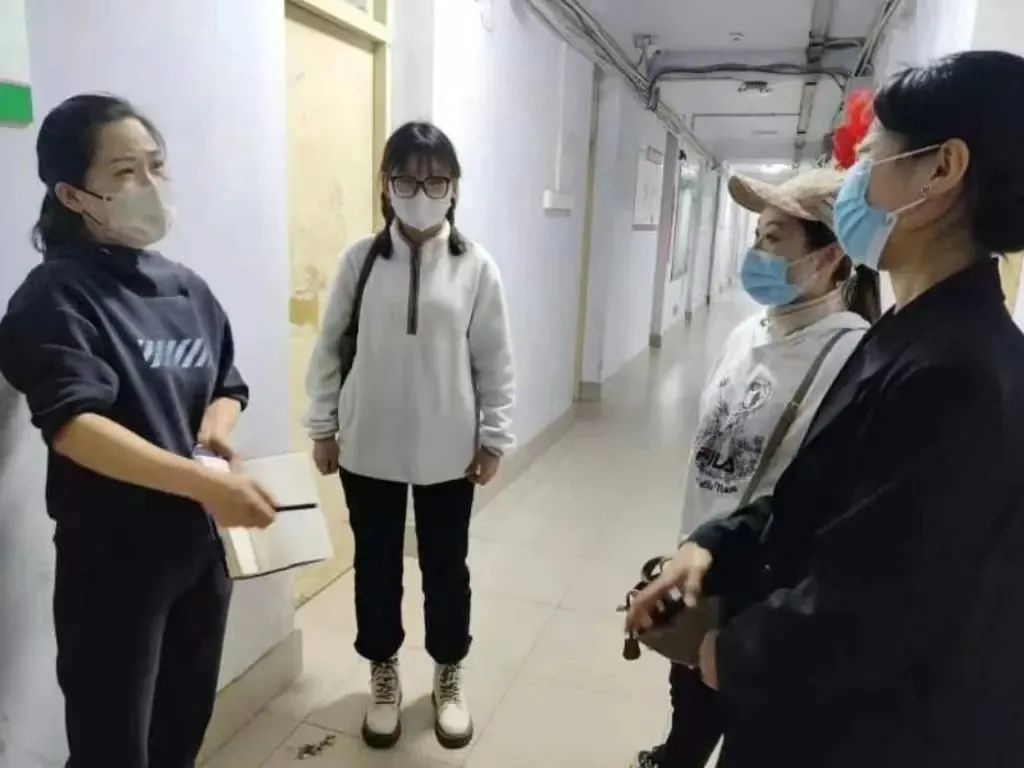 党总支副书记沈光天看望学生.jpg 党总支副书记沈光天看望学生.jpg